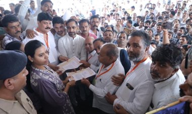 कृषि आदान विक्रेताओं ने हड़ताल कर सौंपा ज्ञापन, कंपनियों की मनमानी पर रोक लगाने की मांग