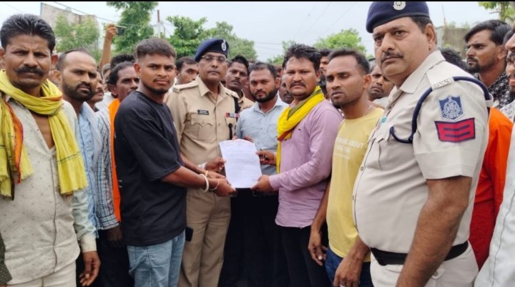 शिवगढ़ में महिला की हत्या करने वालों के खिलाफ जयस भील एकता मिशन ने घेरा थाना, ज्ञापन देकर कार्यवाही की मांग की