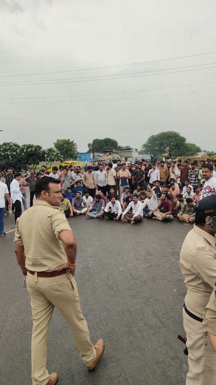 करनी सेना परिवार ने किया फोरलेन जाम, हरदा में जीवनसिंह की गिरफ्तारी का विरोध, पुलिस ने रास्ता खुलवाने किया बल प्रयोग 