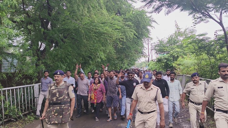 सड़क पर बैठे करणी सैनिकों पर लाठीचार्ज, asp ने दी गाली, प्रदर्शन कर रहे लोगों ने sp ऑफिस में किया हनुमान चालीसा, asp पर कार्यवाही की मांग, 2 दिन बाद आंदोलन की चेतावनी