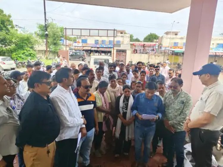 पटवारियों का प्रदर्शन, एसडीएम के खिलाफ नारेबाजी:मांगों का निराकरण नहीं हुआ तो अनिश्चितकालीन हड़ताल की चेतावनी