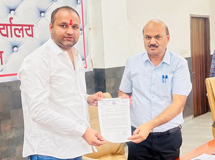 सैलाना में शीघ्र होगी महिला चिकित्सक की नियुक्ति : कलेक्टर ने किया सैलाना नगर परिषद अध्यक्ष को आश्वस्त