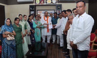 समस्याओं को लेकर कांग्रेस पार्षद दल ने मंत्री चेतन्य काश्यप को दिया ज्ञापन बाजार बैठक की अवैध वसूली बंद कराई जाए