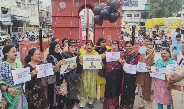 स्वतंत्रता दिवस पर मंत्री विजय शाह द्वारा झंडानदन कार्यक्रम का विरोध,महिला काग्रेंस ने प्रभारी मंत्री शाह के पोस्टर जलाए, कांग्रेस नेता सकलेचा ने भी लगाए कई आरोप