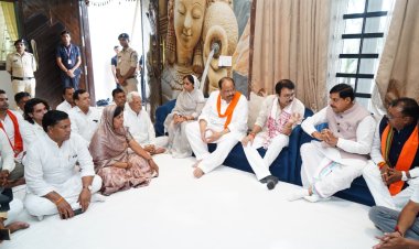 मुख्यमंत्री डॉ. मोहन यादव ने पितृशोक पर महापौर प्रहलाद पटेल को सांत्वना दी