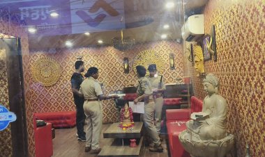 स्पा सेंटर पर पुलिस की दबिश,  दर्जनभर पुलिसकर्मी पहुंचे न्यू रोड के स्पा सेंटर पर, स्टाफ से हुई पूछताछ