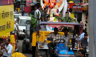 पांडालों से लेकर घर घर विराजेे बप्पा...शुरु हुई दस दिवसीय गणेशोत्सव की धूम, पैलेस रोड पर 13 फीट उंची प्रतिमा आई, शहर सहित अंचल के घर-मंदिरों और पांडालों में रहेगी रौनक