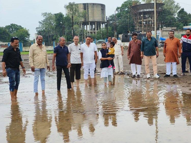 नेहरु स्टेडियम की हालात पर कांग्रेसी गुस्साए, आंदोलन की चेतावनी दी, रीजनल कॉन्क्लेव के दौरान डाली गई गिटटी मुरम से खराब हुआ है मैदान, सीएम ने पांच करोड़ की घोषणा इस स्टेडियम के लिए की