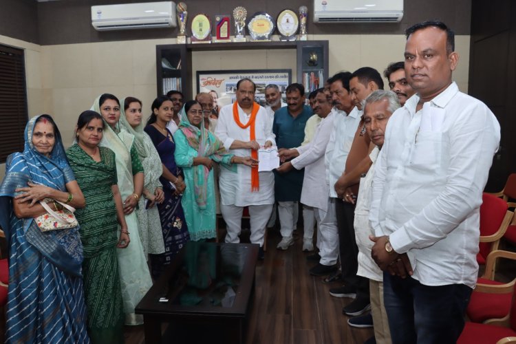 समस्याओं को लेकर कांग्रेस पार्षद दल ने मंत्री चेतन्य काश्यप को दिया ज्ञापन बाजार बैठक की अवैध वसूली बंद कराई जाए