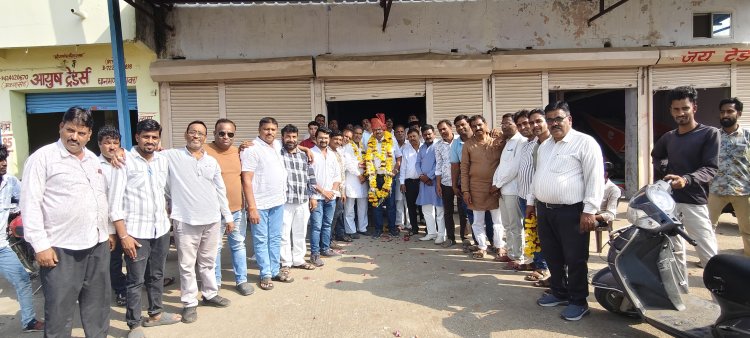 जावरा मंडी में आए नए सचिव, लहसून व्यापारियों ने पहले स्वागत किया फिर समस्याएं बताई -पिछले दिनों मंडी सचिव रामवीर किरार का जावरा से देवास हो गया स्थानांतरण, सैलाना के मंडी सचिव को मिली जावरा की जिम्मेदारी