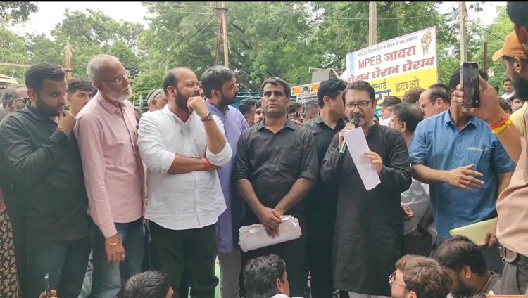 बिजली कंपनी अधिकारियों के लिखित आश्वासन के बाद हुआ धरना समाप्त, कांग्रेस नेताओं के साथ करणी सेना परिवार प्रमुख जीवनसिंह ने भी दिया आंदोलन को समर्थन