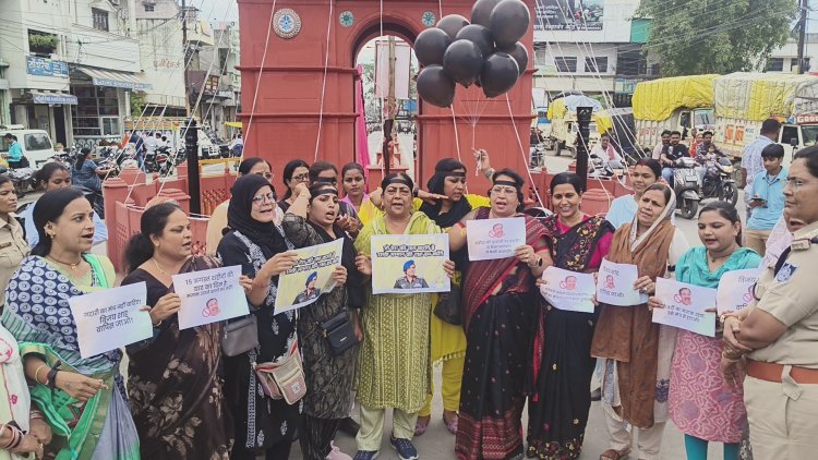 स्वतंत्रता दिवस पर मंत्री विजय शाह द्वारा झंडानदन कार्यक्रम का विरोध,महिला काग्रेंस ने प्रभारी मंत्री शाह के पोस्टर जलाए, कांग्रेस नेता सकलेचा ने भी लगाए कई आरोप