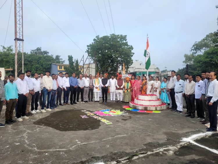 जिला पंचायत कार्यालय पर जिला पंचायत अध्यक्ष लालाबाई शंभूलाल चंद्रवंशी ने किया ध्वजारोहण कलेक्टर कार्यालय में कलेक्टर श्री बाथम ने किया ध्वजारोहण