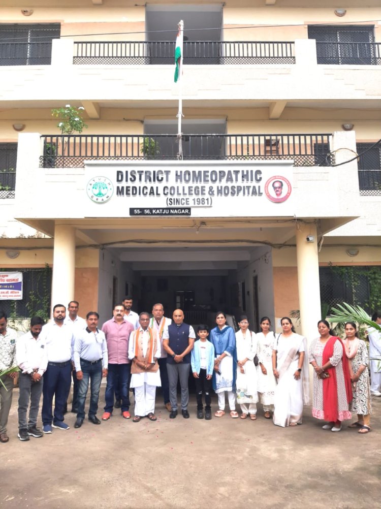 चिकित्सको द्वारा राष्ट्रीय पर्व उत्साह से मनाया गया