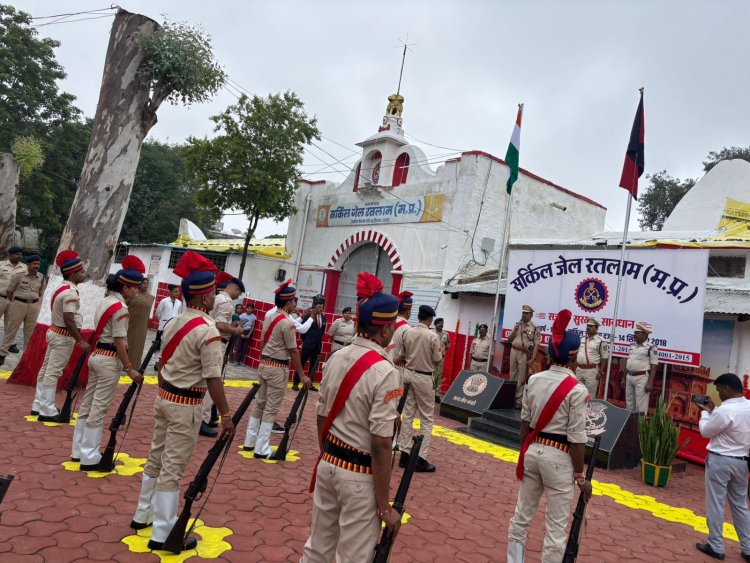 सर्किल जेल में हुआ झंडावंदन, कवि सम्मेलन के जरिए केदियों को पढ़ाया अच्छाई का पाठ