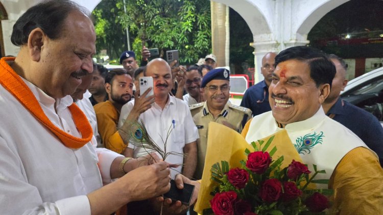 देर रात रतलाम पहुंचे सीएम यादव, आज विधायक मथुरा बा के गांव में करेंगे करोड़ो के विकास कार्यो का भूमिपूजन, मंत्री काश्यप समेत भाजपाईयों ने किया स्वागत