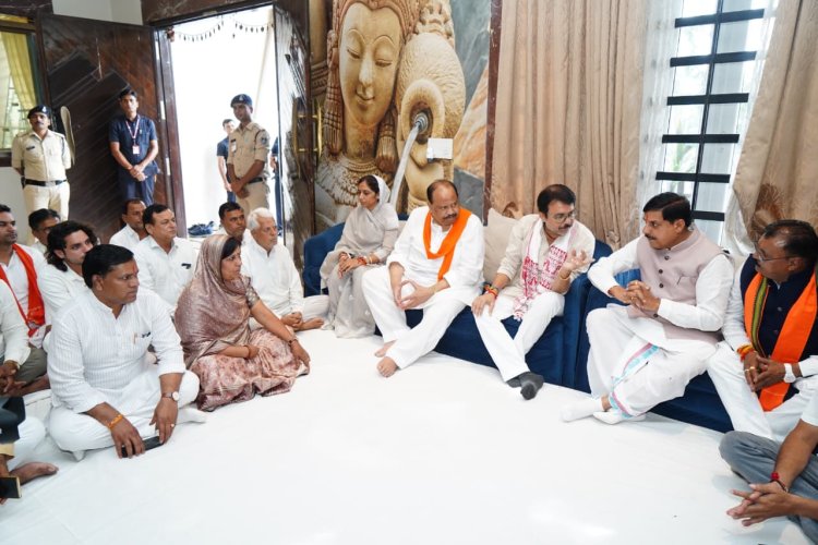 मुख्यमंत्री डॉ. मोहन यादव ने पितृशोक पर महापौर प्रहलाद पटेल को सांत्वना दी