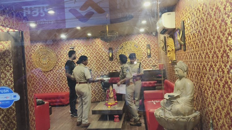 स्पा सेंटर पर पुलिस की दबिश,  दर्जनभर पुलिसकर्मी पहुंचे न्यू रोड के स्पा सेंटर पर, स्टाफ से हुई पूछताछ