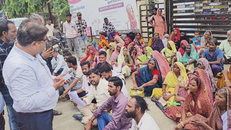 शहीद चंपालाल मालवीय के गांव घटला के  ग्रामीणों  को नहीं मिल रहा पीएम आवास का लाभ  पूर्व मुख्यमंत्री की घोषणा आदर्श गांव भी रह गई अधूरी   8 सालों से प्रधानमंत्री आवास के लिए तरस रहे, हितग्राही