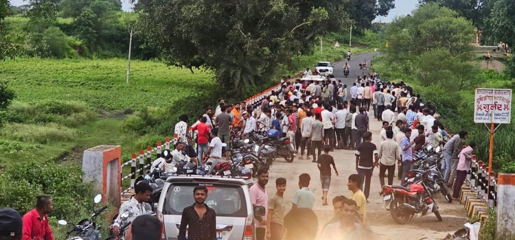 पुलिया की रेलिंग पर बैठक फोटो खिंचवाती छात्रा नदी में गिरी, तलाश में जुटा अमला, अंगेठी के पास मलेनी नदी में हुई घटना, रतलाम में मामा के यहा रहकर पढ़ाई कर रही थी काजल
