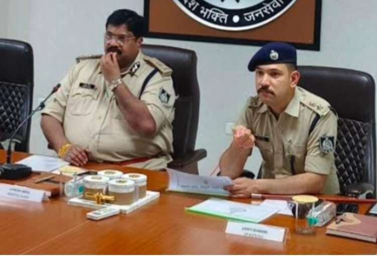 सीएम हेल्पलाइन की शिकायतों के निराकरण में रेंज के 5 जिले टॉप टेन में, एडीजीपी उमेश जोगा के निर्देश पर त्योंहारों से पूर्व उज्जैन रेंज के सभी जिलों में लगे शिकायत निवारण शिविर, 500 से अधिक लंबित प्रकरणों का हुआ निपटारा