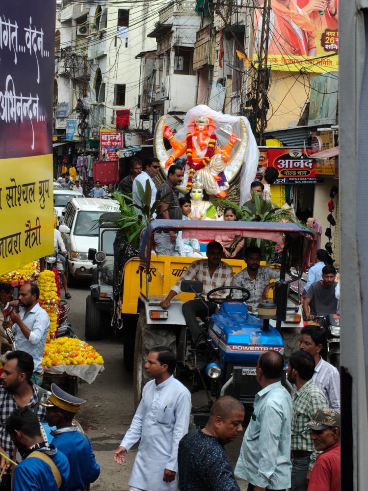 पांडालों से लेकर घर घर विराजेे बप्पा...शुरु हुई दस दिवसीय गणेशोत्सव की धूम, पैलेस रोड पर 13 फीट उंची प्रतिमा आई, शहर सहित अंचल के घर-मंदिरों और पांडालों में रहेगी रौनक