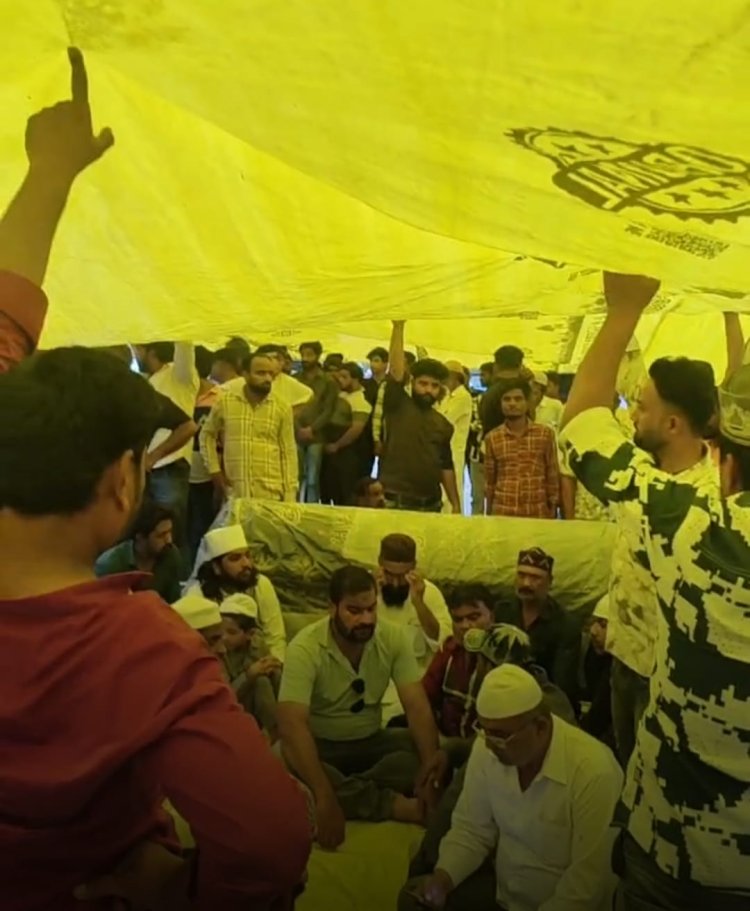 कुत्ते के काटने से घायल हुए युवक की मौत, सड़क पर जनाजा रखकर किया प्रदर्शन,