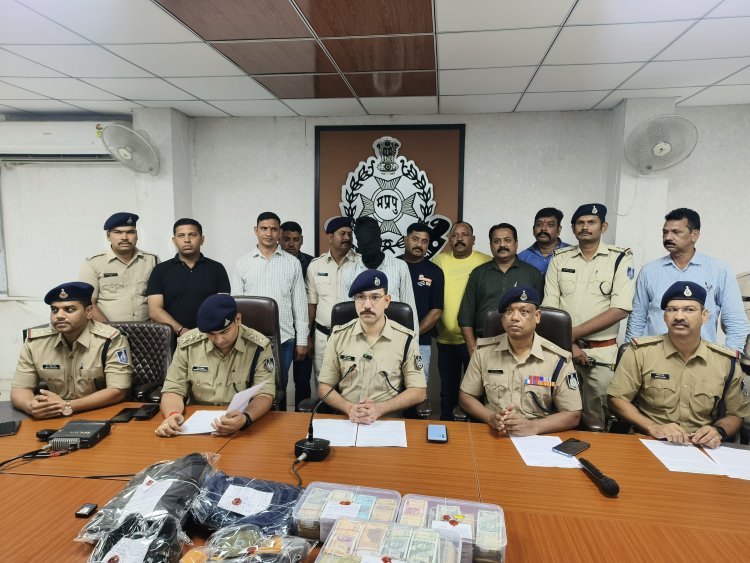 डाक घर में 7 लाख की चोरी करने वाला चोर गिरफ्तार, चोरी की राशि छुपाने वाली पत्नी और बहन भी बनी आरोपी, 72 घंटे में चोरी का खुलासा, 1000 सीसीटीवी की मदद से हुआ खुलासा