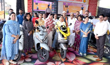 शहर के 13, जिले के 155 विद्यार्थियों को मिली स्कूटी, सागोद रोड स्थित उत्कृष्ट विद्यालय में जिला स्तरीय स्कूटी वितरण कार्यक्रम
