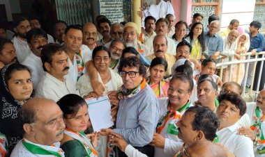 निगम के भ्रष्टाचार के खिलाफ काग्रेसियो का प्रदर्शन, गेट पर ताला जड़ फूंका महापौर का पुतला