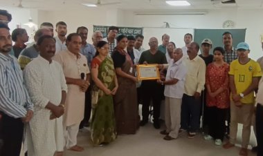 रतलाम का पहला देहदान डॉ. रवि दिवेकर परिवार का, नेत्रदान भी हुए, गार्ड ऑफ ऑनर के साथ हुई अंतिम विदाई  डॉ. रवि दिवेकर को मातृशोक, नेत्रदान और देहदान करवा कर पेश की मिसाल,