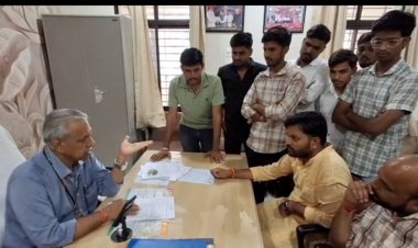 कॉलेज की दीवारों पर प्रचार को लेकर भिड़े एनएसयूआई-एबीवीपी : प्राचार्य का घेराव कर जमकर की नारेबाजी : गेट पर दिया धरना