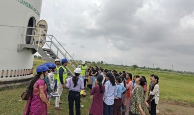 सृजन महाविद्यालय के छात्रों के समूह ने पवन टरबाइन और पावर स्टेशन  का निरिक्षण किया