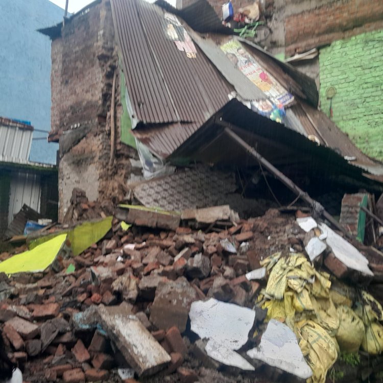 रतलाम में लगातार हो रही बारिश से जनजीवन अस्तव्यस्त, दो मंजिला मकान गिरा, कई घरों में पानी घुसा, सड़के बनी तालाब, अगले तीन दिन भारी बारिश की चेतावनी