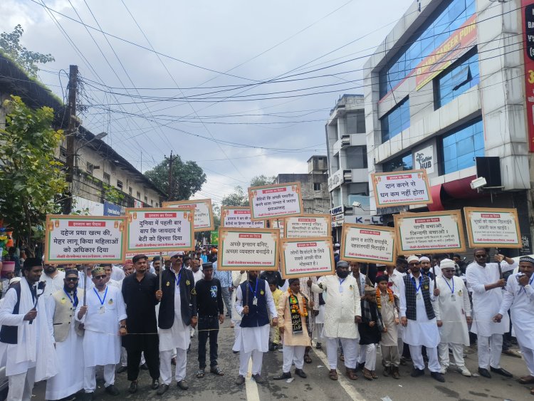 ईद मिलादुन्नबी के जुलूस में पैगम्बर मोहम्मद साहब के संदेशों ने दिलो को छू लिया, अमन- शांति की दुआ के साथ शहर सहित जिले में निकला जुलूस, देश की सलामती की दुआ कर बांटी मिठाई, जगह जगह हुआ जुलूस का स्वागत, कई जगह हुए लंगर, पुलिस रही सतर्क