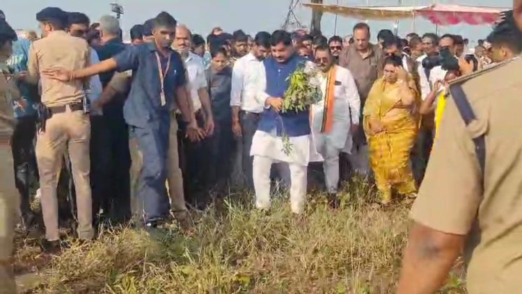 सीएम मोहन यादव पहुंचे सैलाना, बारिश से खराब हुई सोयाबीन की फसलों का किया निरीक्षण 