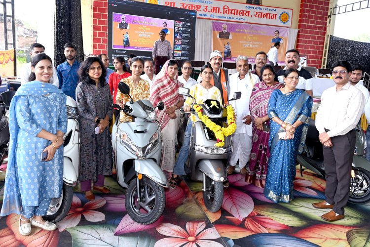 शहर के 13, जिले के 155 विद्यार्थियों को मिली स्कूटी, सागोद रोड स्थित उत्कृष्ट विद्यालय में जिला स्तरीय स्कूटी वितरण कार्यक्रम