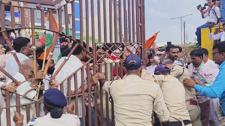 कलेक्टरेट के गेट पर पुलिस और कांग्रेसियों में हुई झुमाझटकी, दोनों तरफ से गेट खोलने को लेकर जोर आजमाइश   कांग्रेस ने रतलाम में निकाल किसान न्याय यात्रा
