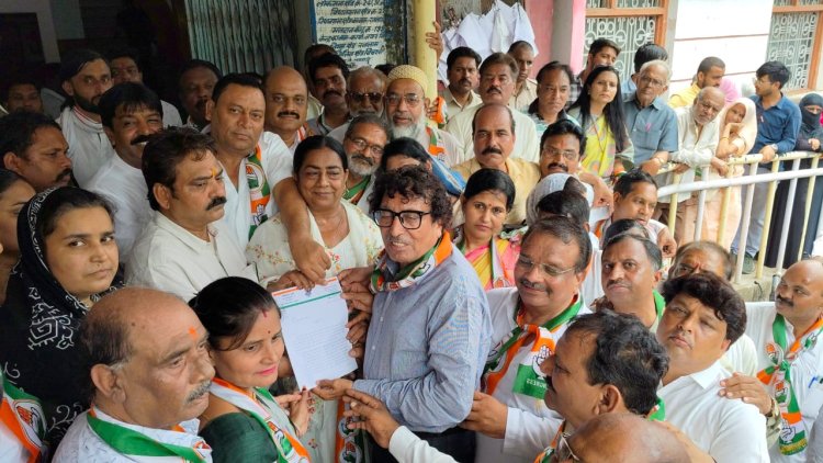 निगम के भ्रष्टाचार के खिलाफ काग्रेसियो का प्रदर्शन, गेट पर ताला जड़ फूंका महापौर का पुतला