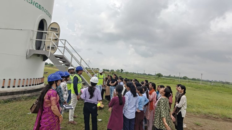 सृजन महाविद्यालय के छात्रों के समूह ने पवन टरबाइन और पावर स्टेशन  का निरिक्षण किया
