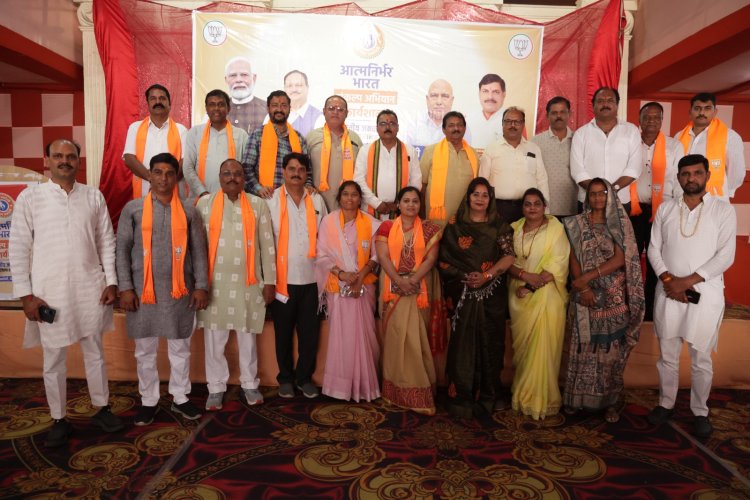 आत्मनिर्भर बनने के लिए स्वदेशी का संकल्प आवश्यक, कार्यशाला में भाजपा के नवनियुक्त जिला पदाधिकारियों का स्वागत सम्मान भी किया