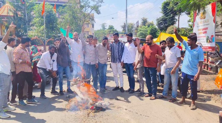 भाजपा नगर अध्यक्ष की धर्म पर आपत्तिजनक टिप्पणी को लेकर  एनएसयूआई ने विरोध प्रदर्शन, भाजपा नेता का जलाया पुतला पद से हटाने की मांग
