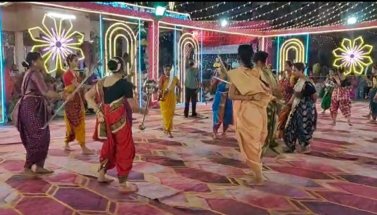 डोंगरे नगर में गरबारास में हो रही मां दुर्गा की आराधना,  बालिकाएं खेल रही गरबा