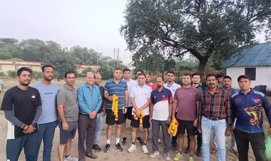 रेलवे ग्राउंड के मेंटेनेंस के बाद डीआरएम और मजदूर संघ ने खेला फुटबॉल का फ्रेंडली मैच