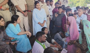 आदिवासियों के ज्ञापन ने ले लिया आंदोलन का रूप, धौलावड का पानी रोकने की चेतावनी के बाद कलेक्टर को सीढ़ियों पर बैठकर सुनना पड़ी बात, 2.30 घंटे तक कलेक्टर को बुलाने पर अड़े ग्रामीण