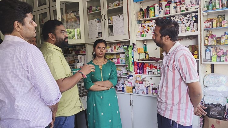 गुजरात में प्रतिबंधित कफ सिरप की खेप रतलाम में मिली,  मेडिकल स्टोर्स एवं निजी अस्पतालों का निरीक्षण... जांच के लिए दवाईयों के नमूने भी लिए गए