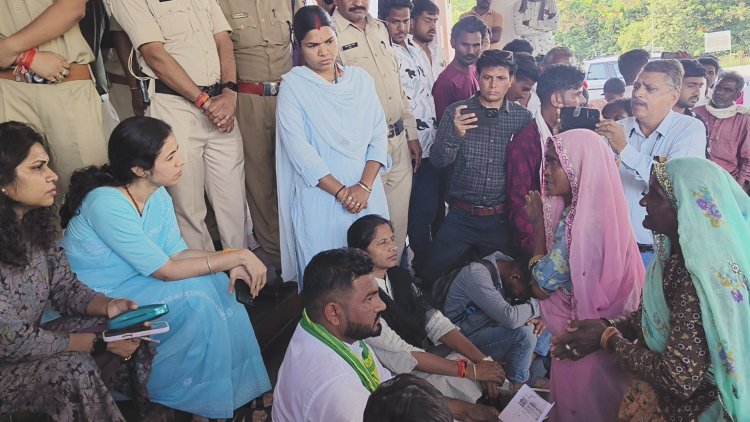 आदिवासियों के ज्ञापन ने ले लिया आंदोलन का रूप, धौलावड का पानी रोकने की चेतावनी के बाद कलेक्टर को सीढ़ियों पर बैठकर सुनना पड़ी बात, 2.30 घंटे तक कलेक्टर को बुलाने पर अड़े ग्रामीण