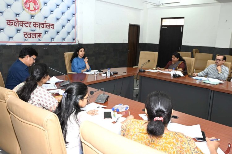 कलेक्टर ने महिला एवं बाल विकास विभाग की योजनाओं की प्रगति जानी, आंगनवाड़ी कार्यकर्ता और आशा साथ मिलकर काम करें -कलेक्टर श्रीमती मिशा सिंह महिलाओं को लाभान्वित करने के लिए नया चैट बोट बनाए, 