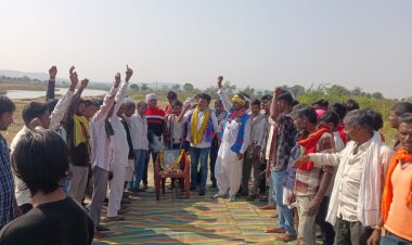 सरवन में भगवान बिरसा मुंडा की जयंती पर प्रतिमा पर माल्यार्पण किया