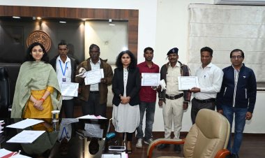 एसआईआर का शत प्रतिशत पूर्ण करने पर कलेक्टर ने तीन बीएलओ को सम्मानित किया